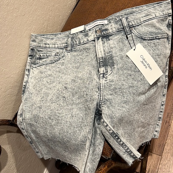 Brand New Classic Calvin Klein Stone Washed Distressed Light Blue Jeans Shorts! - Picture 4 of 8